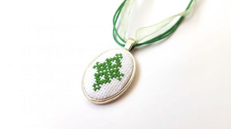 Pandantiv verde cu motive traditionale