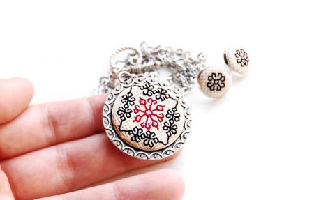 Set cu broderie manuala