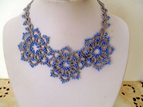 Colier argintiu si bleu din dantela frivolite