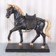 Statueta cu un cal negru