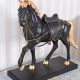 Statueta cu un cal negru
