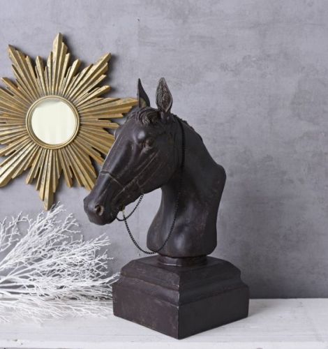 Statueta din rasini cu un cal