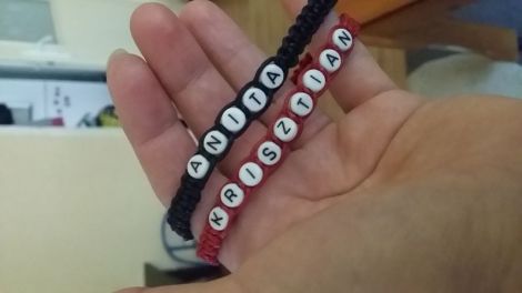 Bratara cu nume sau mesaje dirite