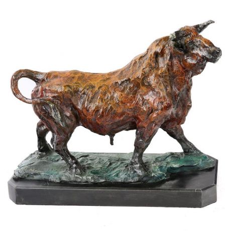 Taur spaniol - statueta din bronz pe soclu din mar
