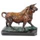 Taur spaniol - statueta din bronz pe soclu din mar