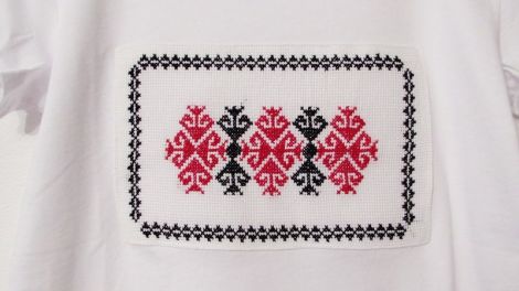 Tricou cu motive traditionale
