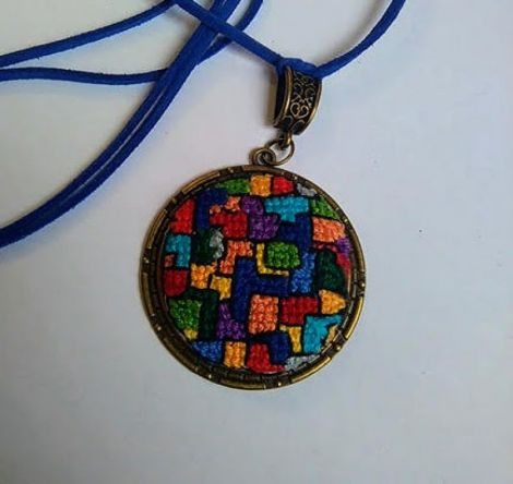 Pandantiv cu broderie manuala