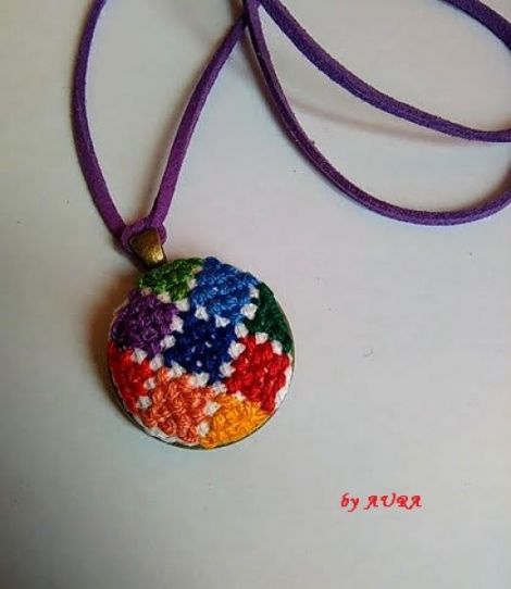 Pandantiv cu broderie manuala