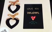 Obiect de decor cusut pe etamina neagra