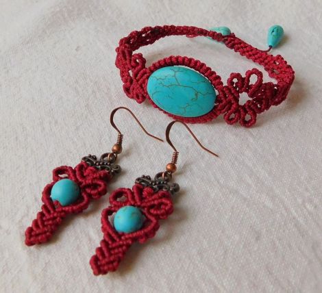 Set macrame cu pietre semipretioase.