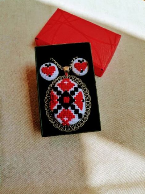 Set - pandantiv si cercei cu broderie manuala