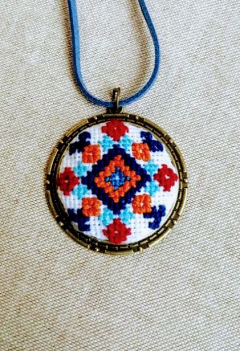 Pandantiv cu broderie manuala