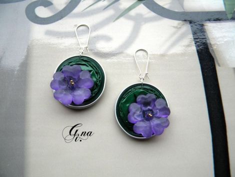 Cercei reciclati cu floricica violet