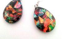 Cercei din rasina neagra cu reflexii multicolore