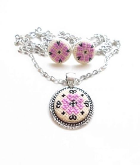Set cu broderie manuala