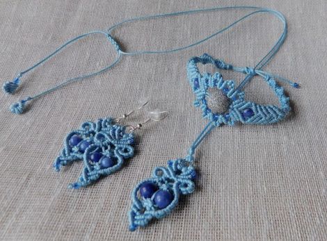 Set macrame cu pietre semipretioase.