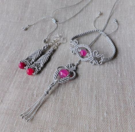 Set macrame cu pietre semipretioase.
