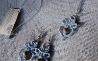 Set macrame cu pietre semipretioase.