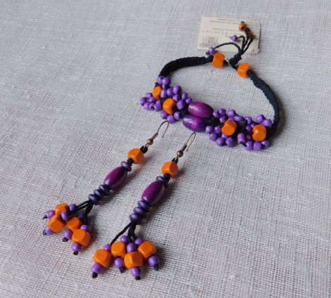 Set macrame cu margele din lemn si sticla.