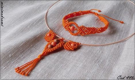 Set macrame cu margele de sticla.