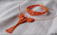 Set macrame cu margele de sticla.