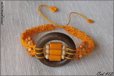 Bratara macrame cu elemente din lemn.