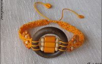 Bratara macrame cu elemente din lemn.