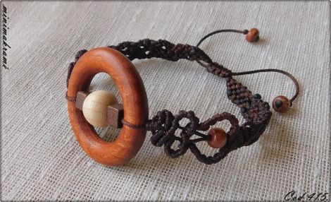 Bratara macrame reglabila.