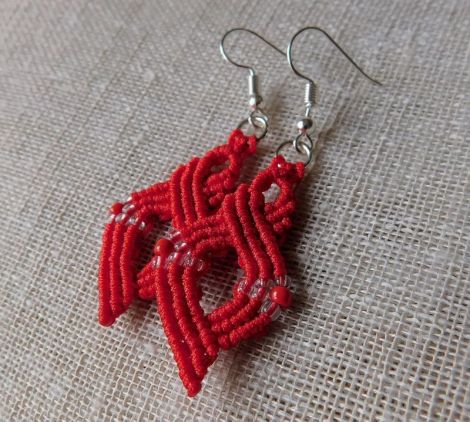 Cercei macrame cu margele de nisip.