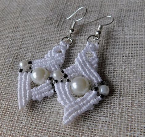 Cercei macrame cu perle.