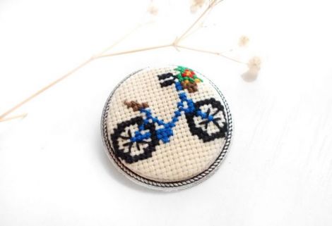 Brosa cu broderie manuala pe panza taraneasca