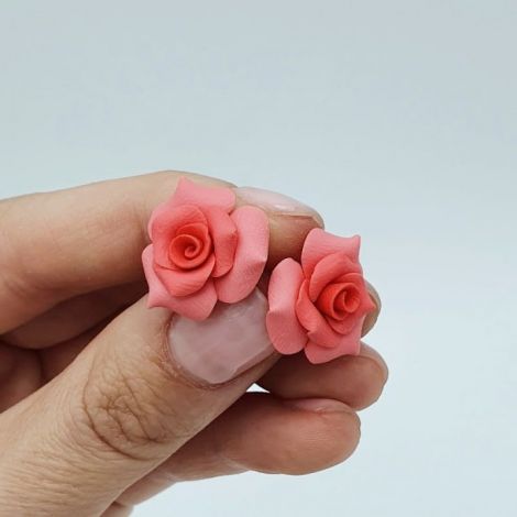 Cercei trandafiri roz pastel - cu surub