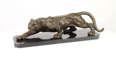 Pantera-statueta din bronz pe un soclu din marmura