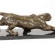 Pantera-statueta din bronz pe un soclu din marmura