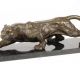 Pantera-statueta din bronz pe un soclu din marmura