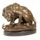 Leul si sarpele-statueta din bronz pe un soclu 