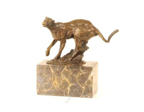 Puma-statueta din bronz pe un soclu din marmura
