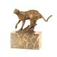 Puma-statueta din bronz pe un soclu din marmura