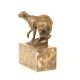 Puma-statueta din bronz pe un soclu din marmura