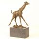 Girafa-statueta din bronz pe un soclu din marmura