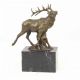 Cerb-statueta din bronz pe un soclu din marmura
