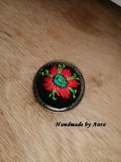 Brosa cu broderie manuala