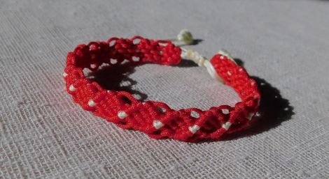 Bratara macrame.
