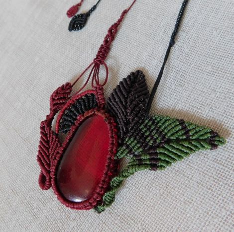 Colier macrame reglabil.