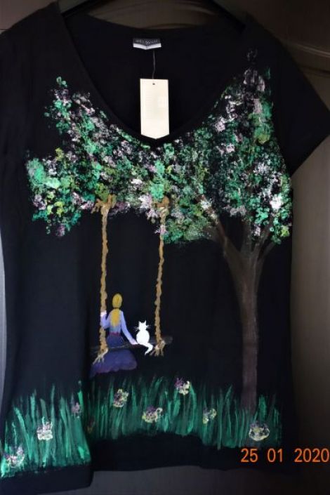 Tricou pictat manual - Fata cu pisica pe balansoar