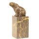 Urs sezand-statueta din bronz pe un soclu 