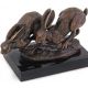 Doi iepuri- statueta din bronz pe un soclu 