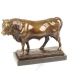 Taur -statueta din bronz pe un soclu din marmura