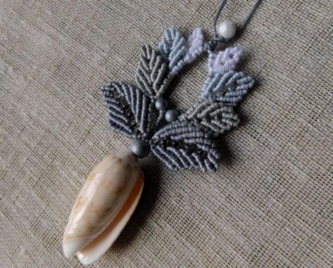 Colier macrame reglabil cu scoica.