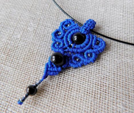 Colier macrame la baza gatului.